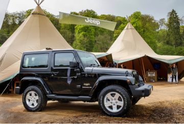 Vista lateral Jeep Wrangler que fusiona espíritu aventurero y capacidad 4x4.