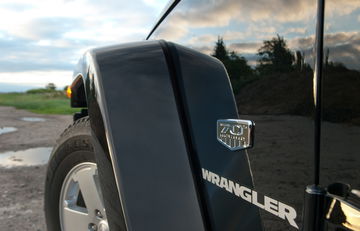 Vista lateral del Jeep Wrangler, destacando su diseño robusto