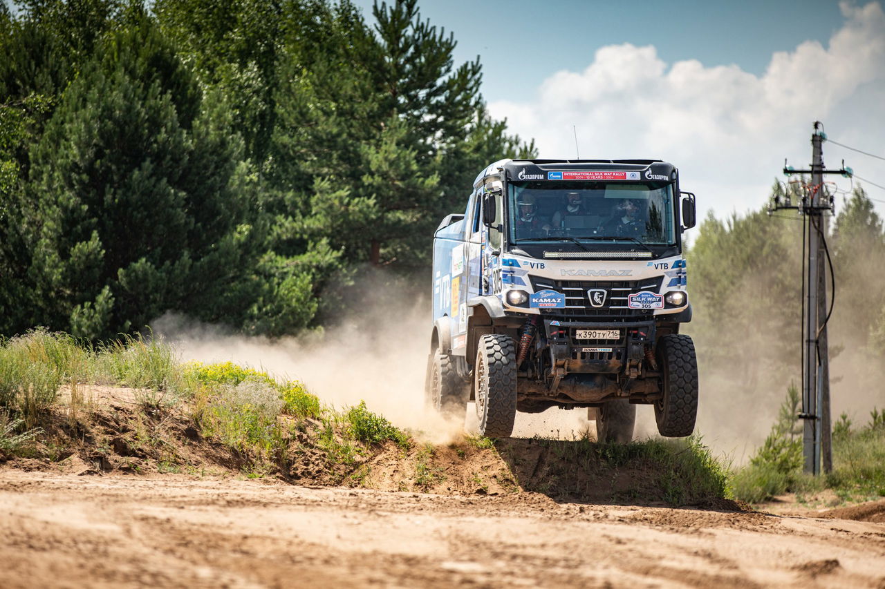 El KAMAZ-Master demuestra su robustez en la ruta de la seda, dominando el terreno.