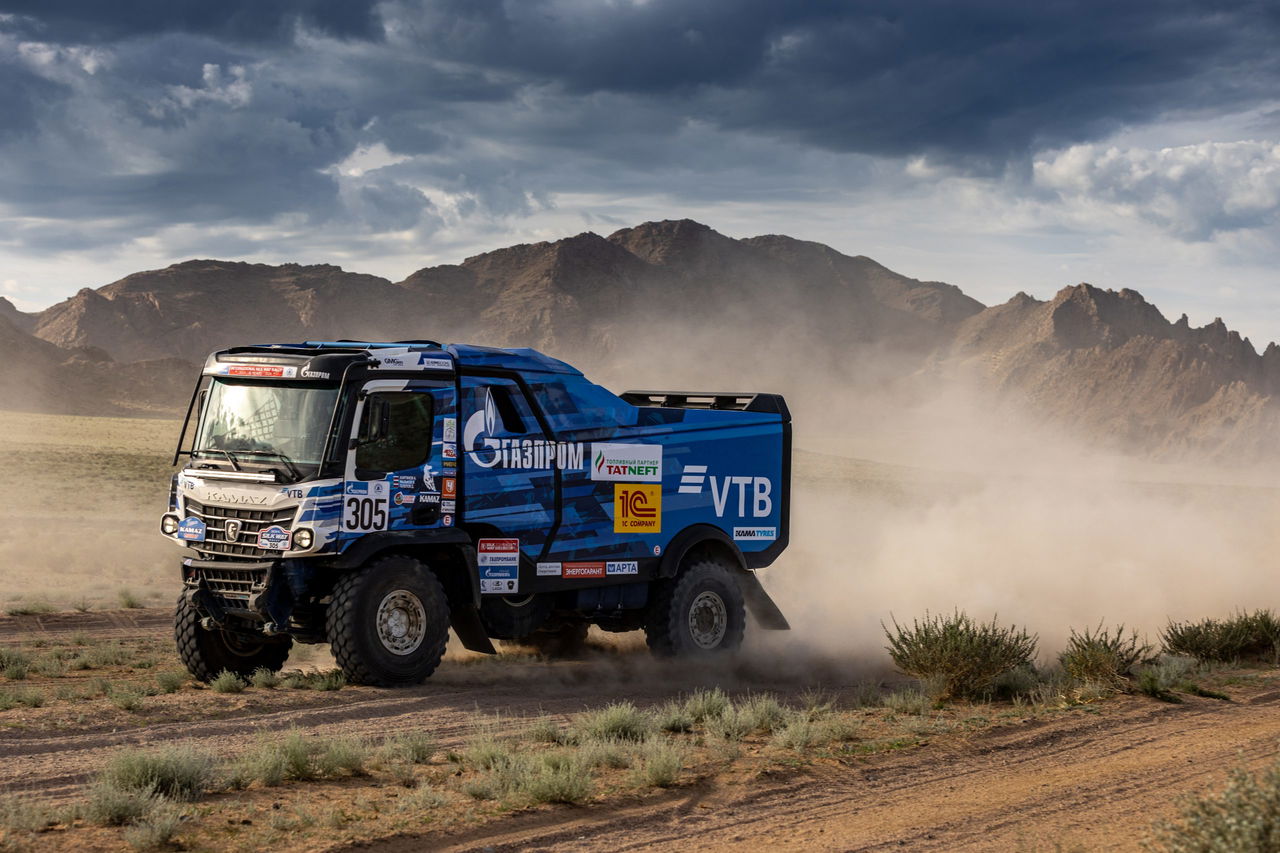 KAMAZ de competición desafiando la ruta con su potente perfil lateral