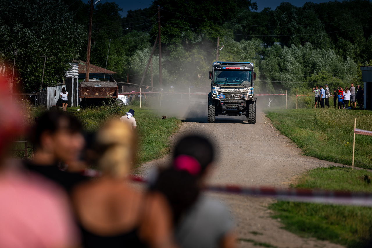 Camión de competición KAMAZ en acción durante el rally