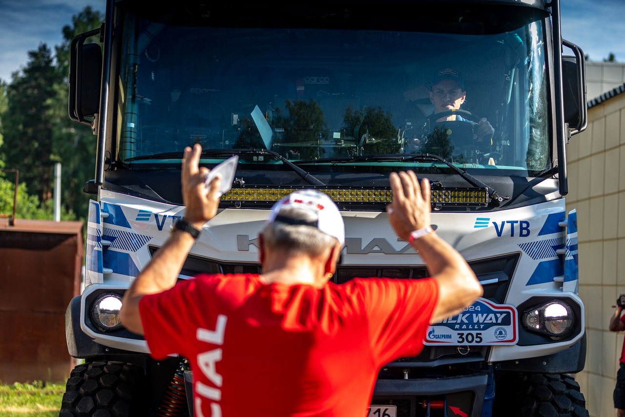 Camión KAMAZ Master preparado para la competición en el Rally de la Seda