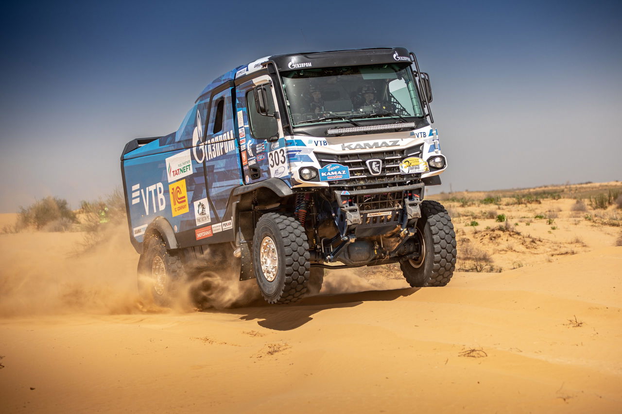 El todopoderoso KAMAZ Master afrontando con brío las dunas en el Rally Silk Way