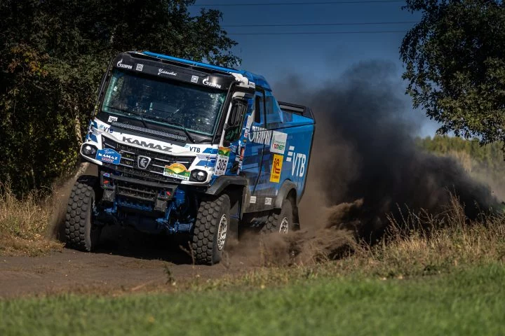 Un Kamaz Master avanza con fuerza por la ruta del Rally Silk Way.