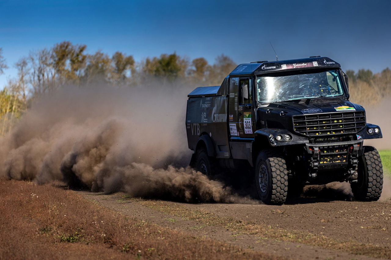 Imponente KAMAZ-Master en la Ruta de la Seda, demostrando su poderío en rally.