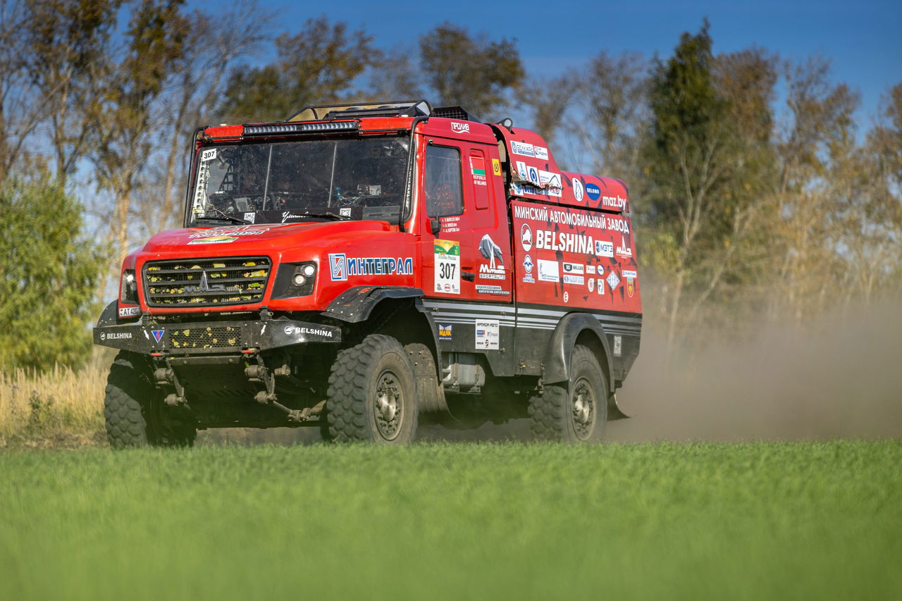 Vistazo al KAMAZ-Master en acción durante el Rally Dakar