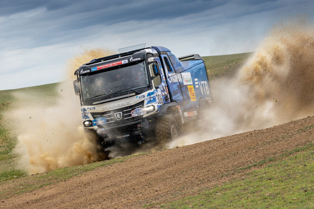 Potente KAMAZ master compitiendo en el Silk Way Rally