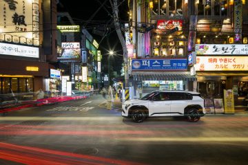 KIA EV3 capturado en un ambiente urbano nocturno, exhibiendo su perfil lateral.