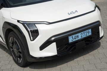 Vista frontal del KIA EV3, destacando su diseño vanguardista.