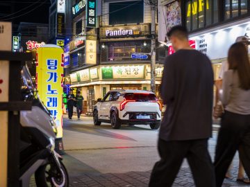 Vista trasera del KIA EV3 en un entorno urbano nocturno.