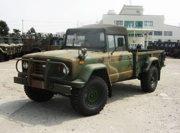 Vista lateral del KIA KM450, el pick-up militar todoterreno.