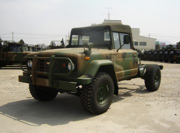 Vista lateral del KIA KM450, un pick-up robusto de uso militar.