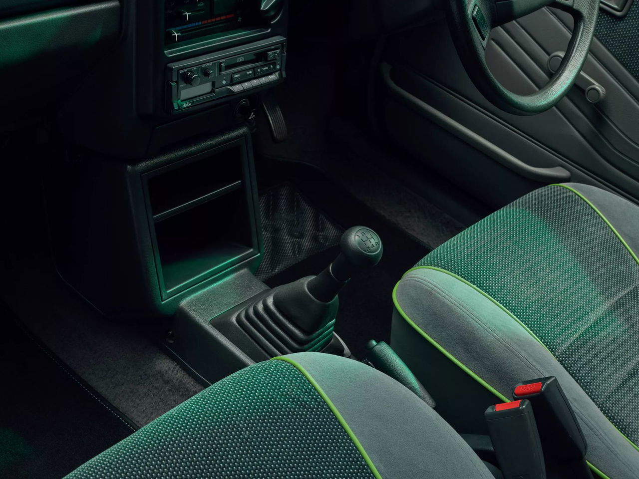 Vista parcial del habitáculo del KIA Pride EV, destacando la ergonomía de su diseño.