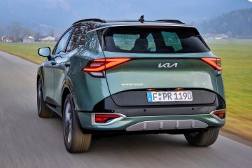 Vista dinámica del Kia Sportage 1.6 CRDi MHEV desde un ángulo trasero lateral