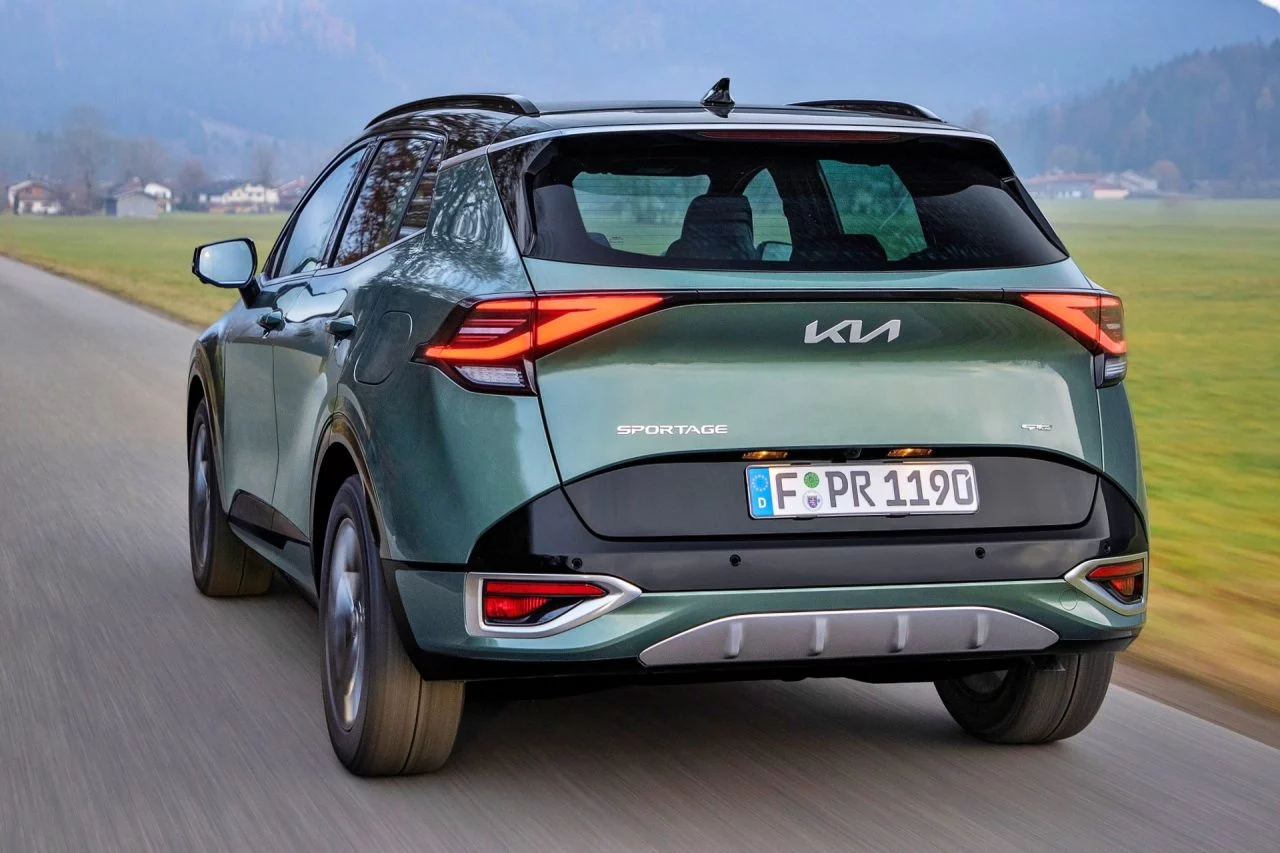 Vista dinámica del Kia Sportage híbrido con etiquetas MHEV.