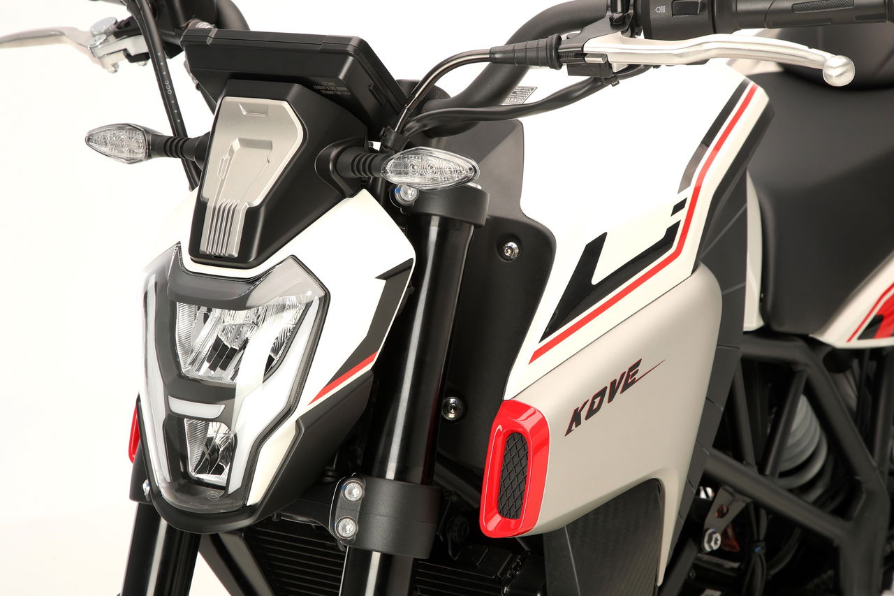 Moto Kove NK-125R, perspectiva delantera y lateral