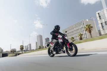 Vista dinámica de una Kove NK 125R en acción, realzando su diseño naked.