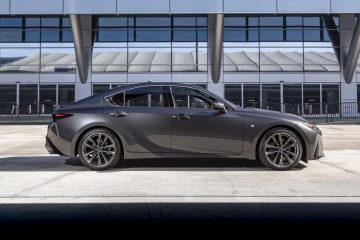 El Lexus IS ostenta un diseño agresivo con líneas afiladas y perfil deportivo.