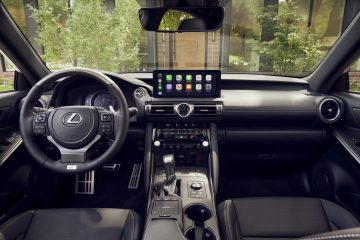 Cabina del Lexus IS con acabados premium y ergonomía enfocada en el conductor.