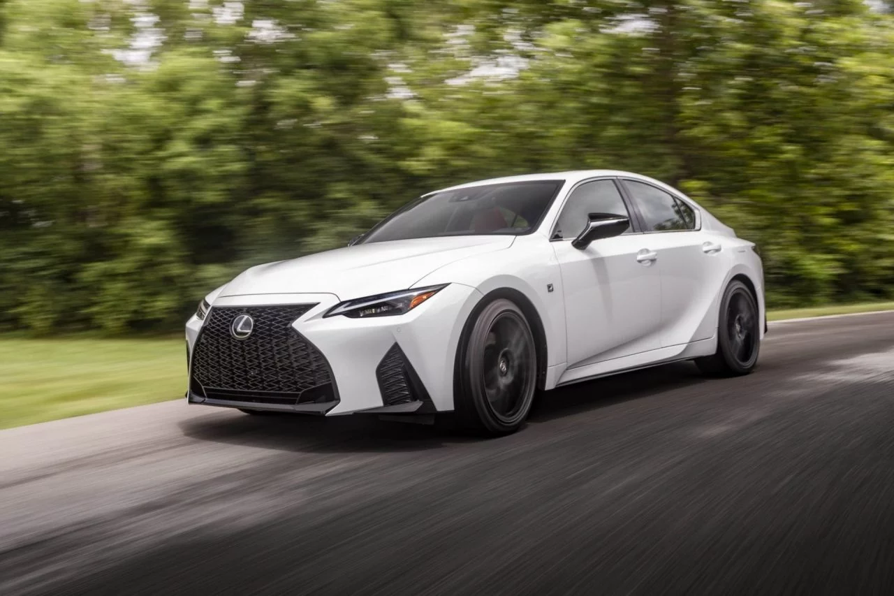 Lexus IS despliega elegancia y deportividad, con su potente motor V8 promete emociones al volante.