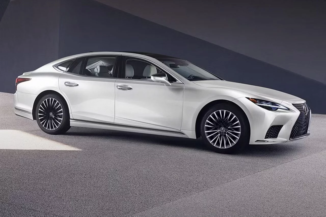 El Lexus LS muestra su perfil elegante y moderno.