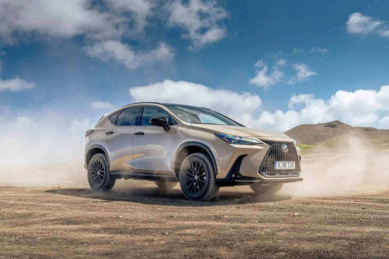 El Lexus NX 350h muestra su perfil robusto y aventurero en acción.