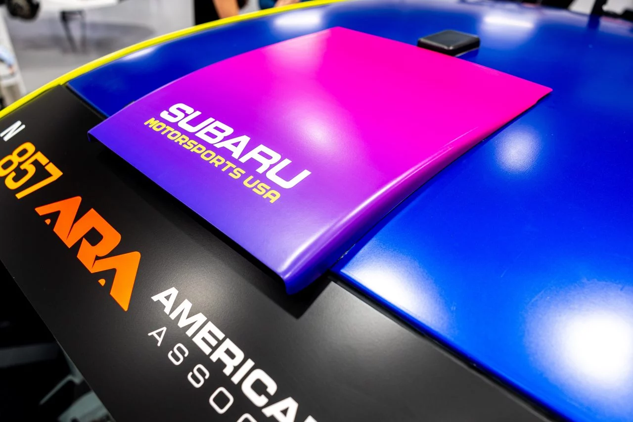 Vibrante combinación de colores en el techo de un Subaru de competición.