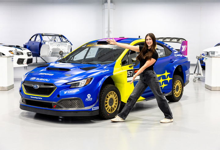 Lia Block posa junto al Subaru de rally para la temporada 2024