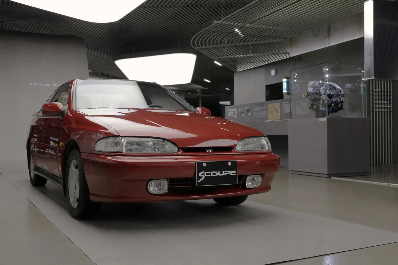 Vista frontal-lateral de un coche que ilustra la incursión china en España.