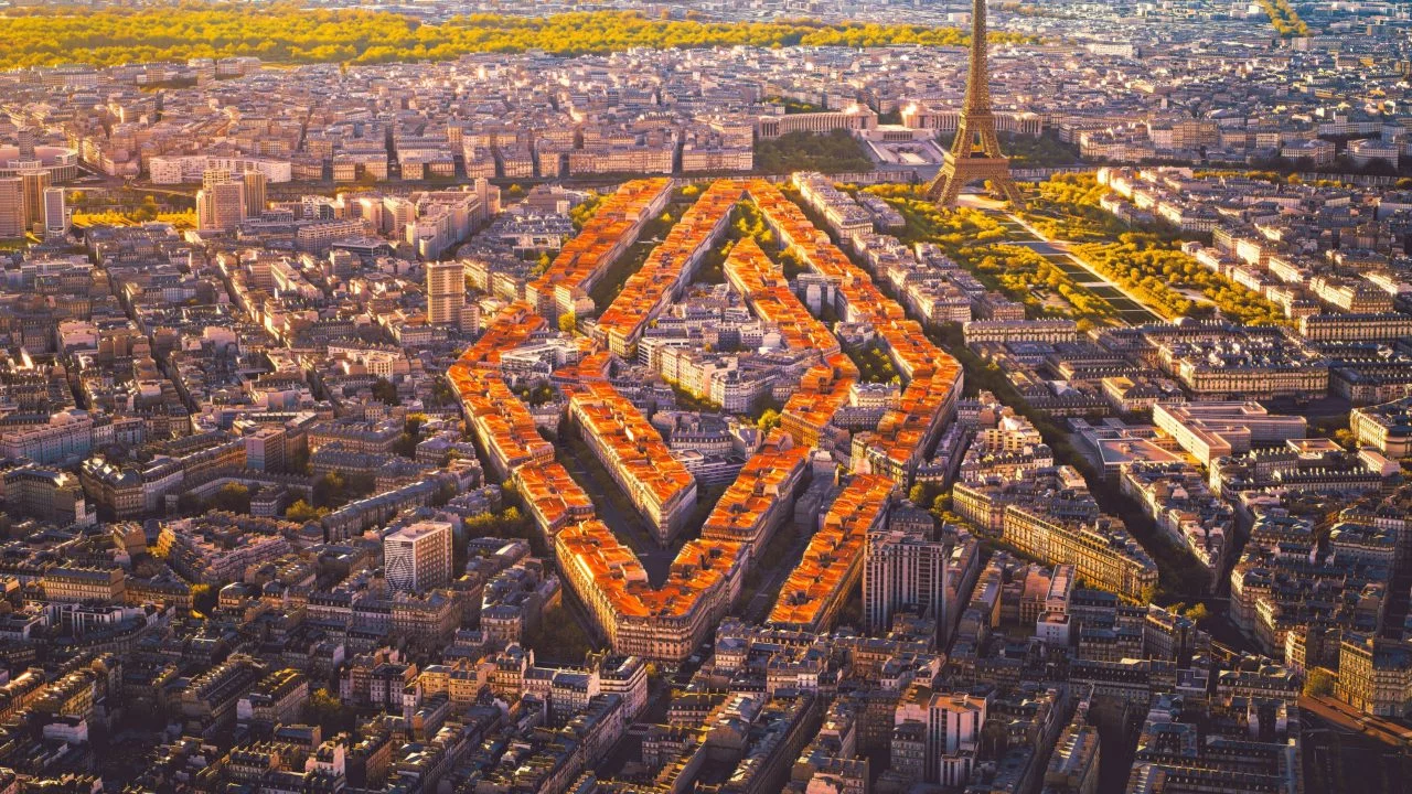 Vista aérea del emblemático logo de Renault sobre el paisaje urbano de París.