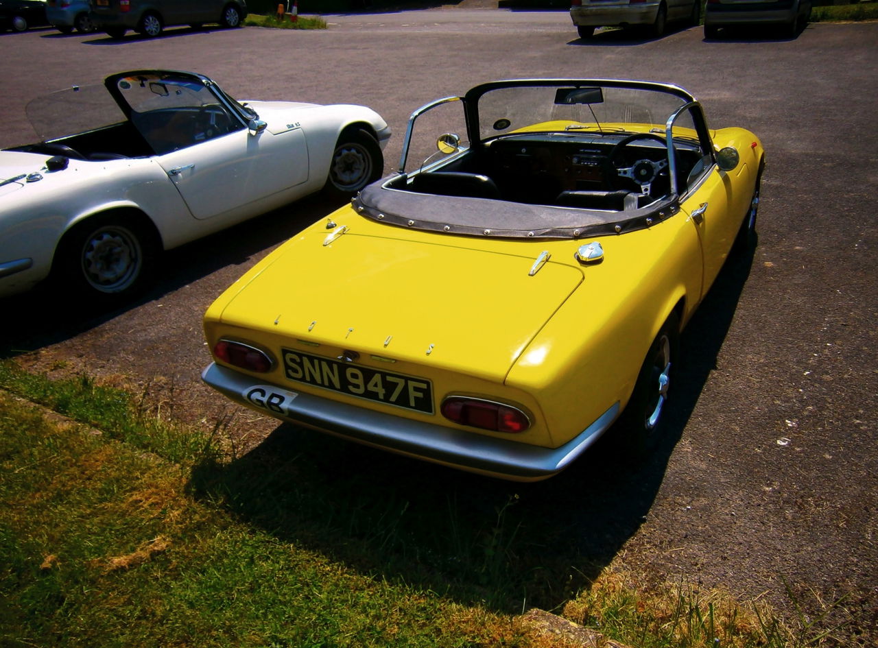 Vista trasera y lateral del Lotus Elan, destacando sus icónicos faros.