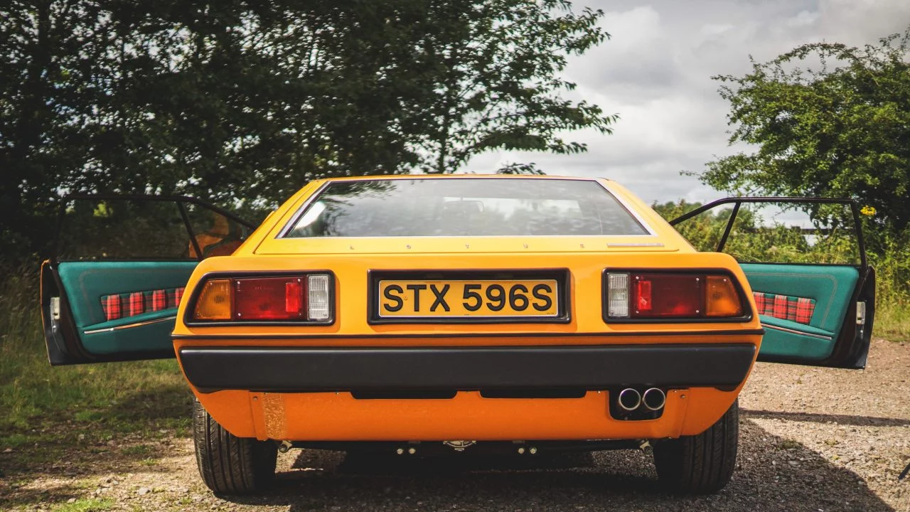 Vista trasera del legendario Lotus Esprit S1, destacando su diseño distintivo y ópticas.