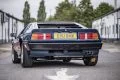 Vista trasera del emblemático Lotus Esprit Turbo Essex, con su estilizada silueta deportiva.