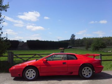 Lotus Esprit Turbo SE con su distintivo alerón trasero.