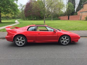 Lotus Esprit V8 en impecable estado, muestra un diseño icónico.