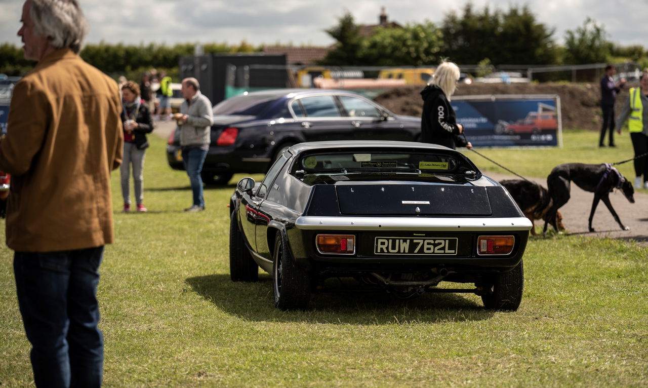 Vista trasera del Lotus Europa con distintivos faros de diseño compartido.