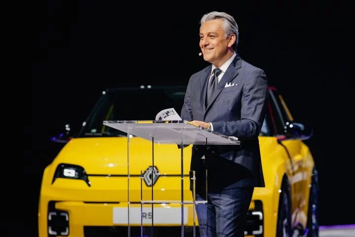 Luca de Meo, CEO de Renault, recibiendo el Trofeo Issigonis en la gala de los Autocar Awards 2024.