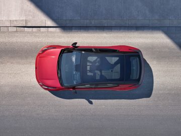 Vista aérea del SUV coupé Lynk & Co 02, destacando su diseño y techo