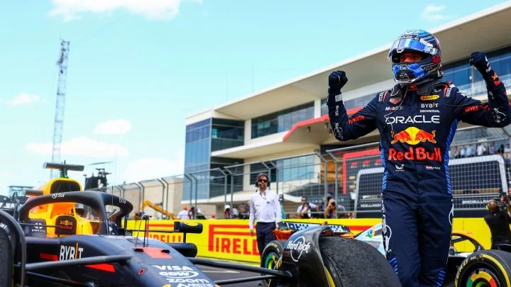 Max Verstappen celebra su victoria en Austin junto a su monoplaza.