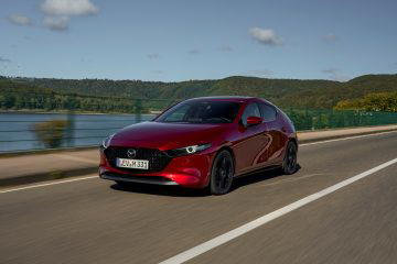 Vista dinámica del Mazda 3 2025 en carretera, destacando su diseño deportivo