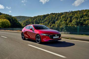 Compacto Mazda 3 en movimiento mostrando su diseño lateral aerodinámico