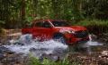 Imagen del Mazda BT-50 superando un río con soltura.