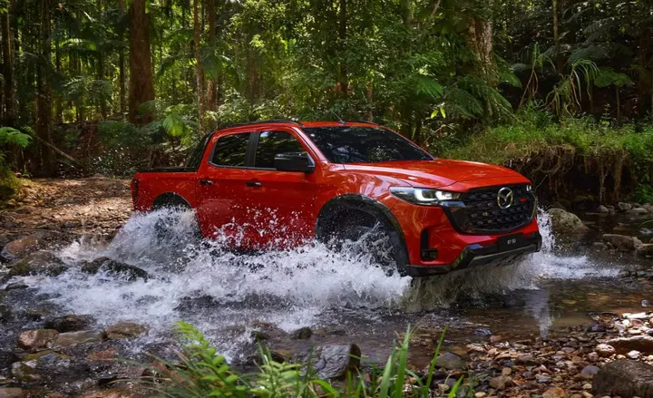 Imagen del Mazda BT-50 superando un río con soltura.