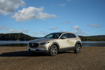 Vista lateral del Mazda CX-30 2025 apreciando su diseño aerodinámico y líneas elegantes