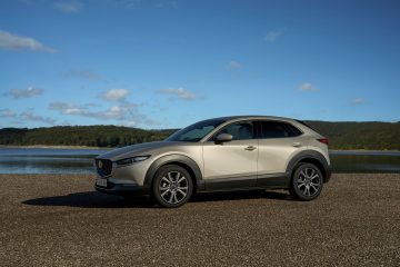 Vista lateral del Mazda CX-30, destacando su elegante línea y acabados