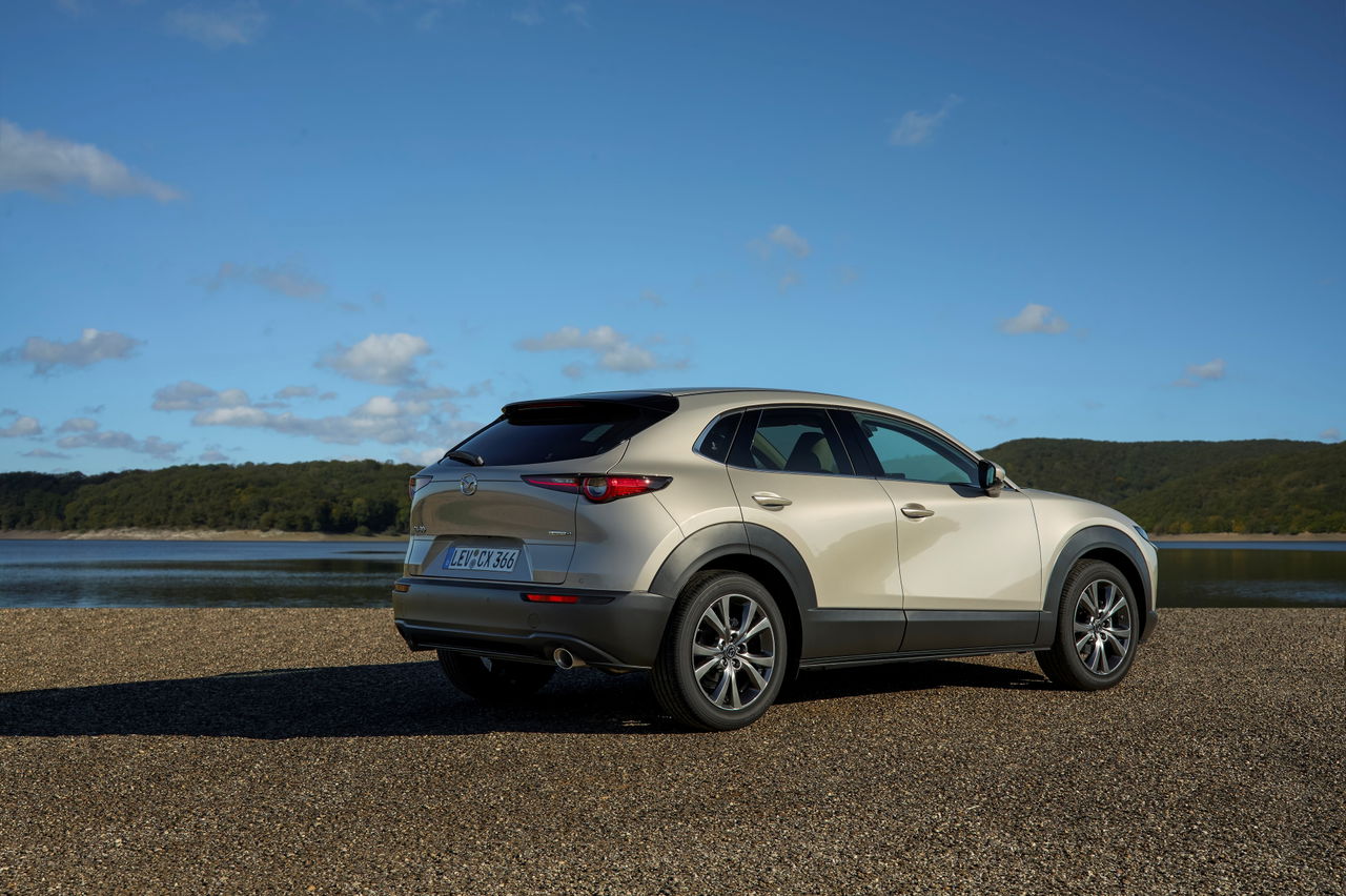 Vista dinámica del Mazda CX-30, resaltando su perfil lateral elegante.