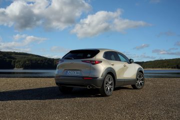 Vista trasera y lateral del Mazda CX-30 2025, diseño elegante y dinámico.