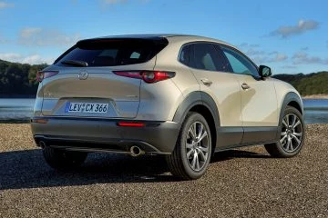 Vista trasera y lateral del Mazda CX-30, destacando su diseño y acabado.