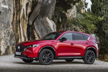 La silueta del Mazda CX-5 muestra líneas depuradas y un diseño elegante.