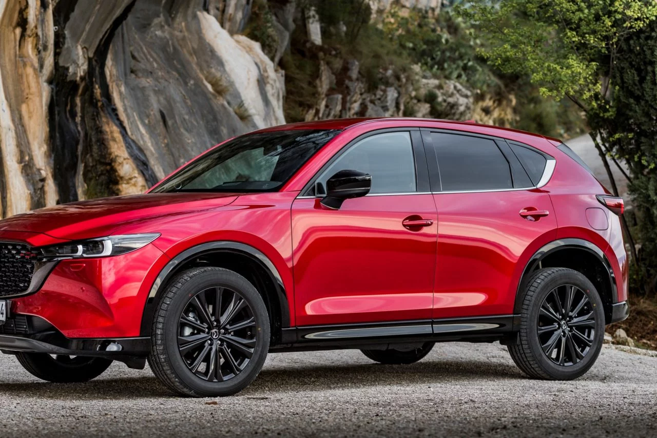 Vista lateral del Mazda CX-5, realzando su dinámico diseño.